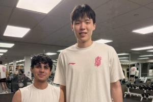 开练了？某网友晒与杨瀚森合照：在健身房偶遇 我身高1.8米